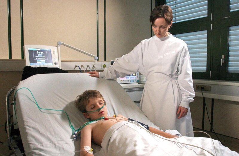 „Die Entscheidung“, Der kleine Jonas ist herzkrank und braucht dringend eine Organspende. Ein passendes Spenderherz scheint jedoch nicht in Sicht zu sein, was seinen Tod bedeuten könnte. Da kommt über den schwerreichen Großvater des Buben das Angebot einer Privatorganisation über ein passendes Spenderherz. Dem Vater des Buben aber drängt sich schon sehr bald der Verdacht der illegalen Herkunft des Spenderorgans auf. Die tragische Situation stellt die Familie vor eine Zerreißprobe. Wie sollen sich die Eltern entscheiden? Sollen sie sich auf das unmoralische Angebot einlassen, auch wenn dafür möglicherweise ein anderes Kind von skrupellosen Organhändlern getötet wird?Im Bild (v.li.): Simon Morze (Jonas Späth), Regina Fritsch (Dr.Velisek). SENDUNG: ORF2 – DO – 15.08.2019–22:55 UHR. – Veroeffentlichung fuer Pressezwecke honorarfrei ausschliesslich im Zusammenhang mit oben genannter Sendung oder Veranstaltung des ORF bei Urhebernennung. – Bild: ORF/Petro Domenigg „Die Entscheidung“, Der kleine Jonas ist herzkrank und braucht dringend eine Organspende. Ein passendes Spenderherz scheint jedoch nicht in Sicht zu sein, was seinen Tod bedeuten könnte. Da kommt über den schwerreichen Großvater des Buben das Angebot einer Privatorganisation über ein passendes Spenderherz. Dem Vater des Buben aber drängt sich schon sehr bald der Verdacht der illegalen Herkunft des Spenderorgans auf. Die tragische Situation stellt die Familie vor eine Zerreißprobe. Wie sollen sich die Eltern entscheiden? Sollen sie sich auf das unmoralische Angebot einlassen, auch wenn dafür möglicherweise ein anderes Kind von skrupellosen Organhändlern getötet wird?Im Bild (v.li.): Simon Morze (Jonas Späth), Regina Fritsch (Dr.Velisek). SENDUNG: ORF2 – DO – 15.08.2019–22:55 UHR. – Veroeffentlichung fuer Pressezwecke honorarfrei ausschliesslich im Zusammenhang mit oben genannter Sendung oder Veranstaltung des ORF bei Urhebernennung. – Bild: ORF/Petro Domenigg