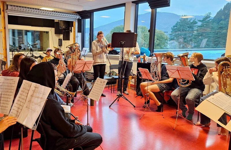 Erste musikalische Versuche: Viele Schülerinnen und Schüler vom Camp in der Wildnis unterstützen in ihrem Auslandsjahr das Orchester im nahe gelegenen Tonstad. – Bild: BR/​Bewegte Zeiten Filmproduktion GmbH/​Megan Ehrmann