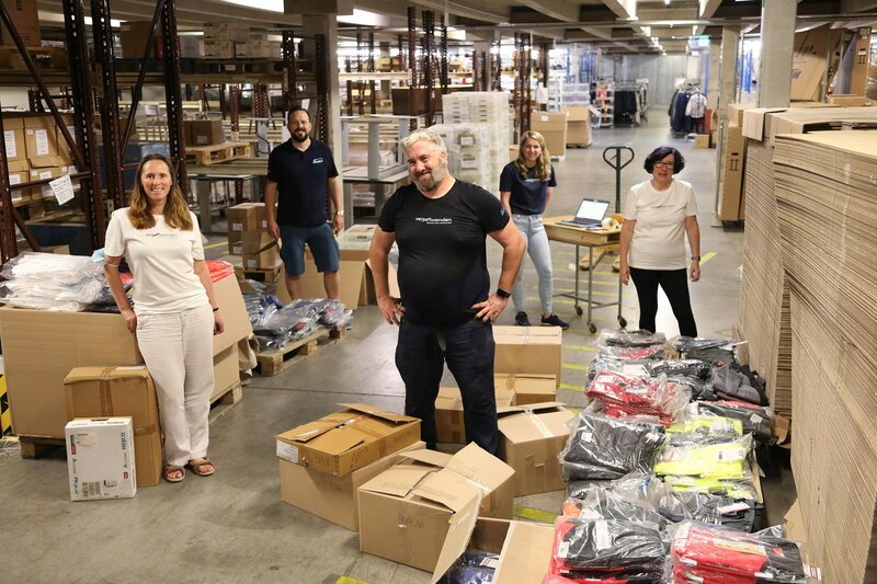 Waren bewahren Wege aus dem Wegwerf-Wahnsinn Im Lager der Fairmittlerei werden Produkte sortiert, die vor der Vernichtung gerettet werden. SRF/​ZDF Studios – Bild: SF2