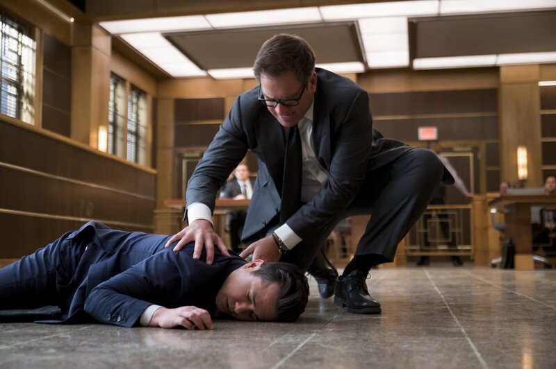 „Flesh and Blood“ – Bull helps the murder defense of an old friend, Vivian Cahill (Anna Wood), an in-debt professional gambler accused of murdering her wealthy father to gain her inheritance. Knowing their client had a complicated past with her father, Bull and Benny enter into voir dire looking to select jurors who sympathize with dysfunctional family relationships, on BULL, Monday, Feb. 17 (10:00–11:00 PM, ET/​PT) on the CBS Television Network. Pictured L-R: Freddy Rodriguez as Benny Col--n and Michael Weatherly as Dr. Jason Bull – Bild: Jeffrey Neira/​CBS