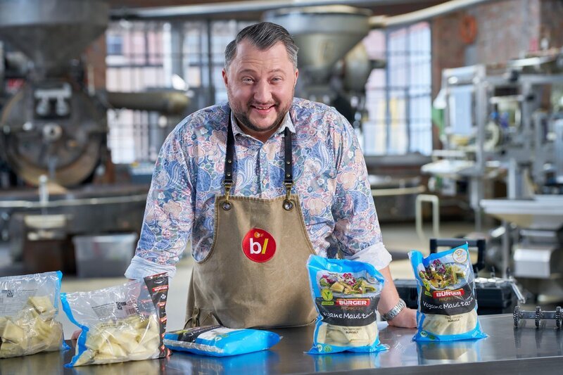 In veganen Maultaschen steckt Weizeneiweiß anstelle von Hackfleisch. Ein beliebter Rohstoff der Industrie, denn Weizeneiweiß verdirbt nicht, lässt sich einfach verarbeiten und ist im Einkauf wesentlich günstiger. Trotzdem sind in Gastronomie und Handel vegane Fleischersatzprodukte häufig teurer als das Original mit Fleisch. Sebastian Lege deckt auf, woran das liegt. – Bild: ZDFinfo