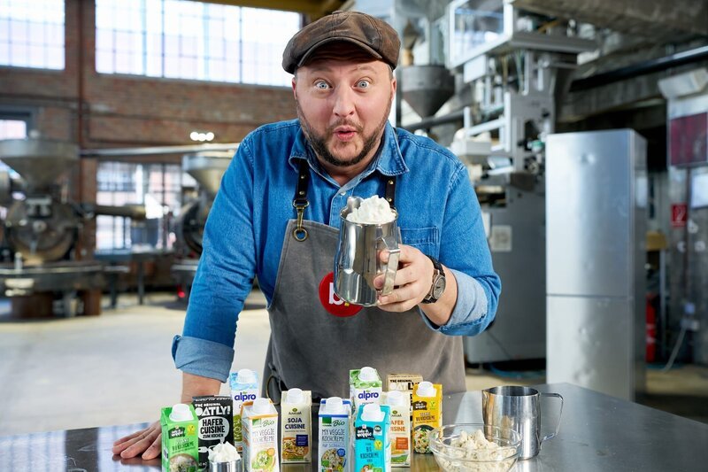 Sebastian Lege entlarvt die Tricks von veganer Sahne. – Bild: ZDF und Guido Engels