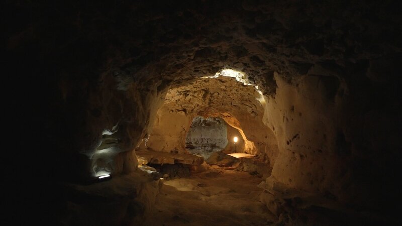 Der Neandertaler, erster Künstler der Menschheit? – Bild: TOURNEZ S’IL VOUS PLAÎT PROD /​ © TOURNEZ S’IL VOUS PLAÎT PRODUCTION