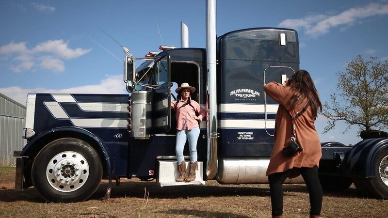 Immer mehr Frauen wie Lydia steigen in die Branche ein. Im Internet und präsentieren sie sich als „Trucker Babes“. – Bild: ZDF und Impala Production./​Impala Production