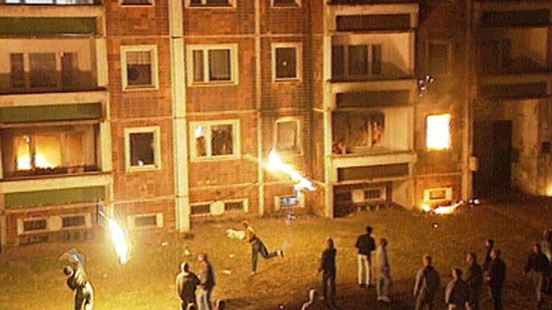 1992 schleudern Rechtsextreme Brandsätze in die Wohnungen von ehemaligen Vertragsarbeitern in Rostock-Lichtenhagen. Die Polizei verliert die Kontrolle, die Bevölkerung klatscht Beifall. – Bild: ZDF und Spiegel TV./​Spiegel TV