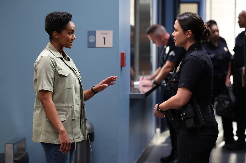 Officer Nyla Harper (Mekia Cox, l.) ermutigt Officer Lucy Chen (Melissa O’Neil, r.), als stellvertretende Vorgesetzte ihren Kollegen Anweisungen zu erteilen. – Bild: Raymond Liu