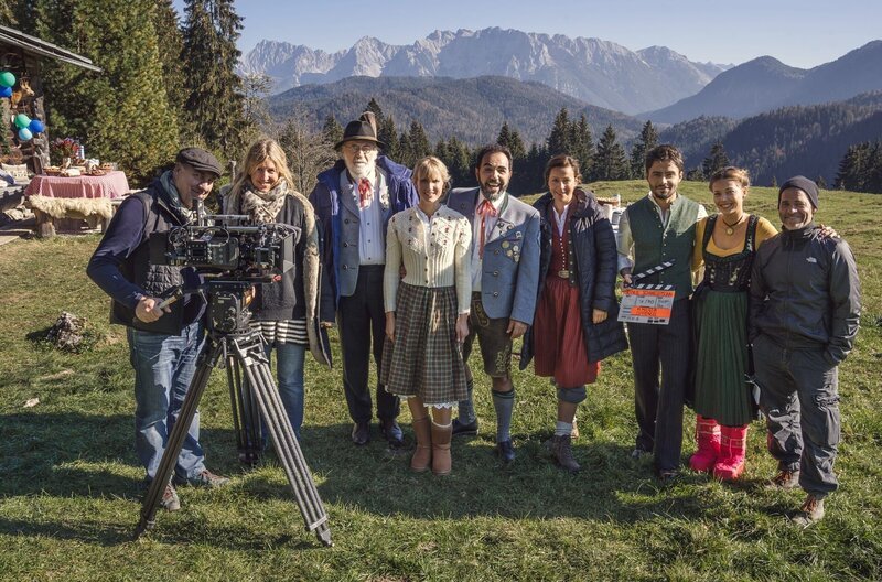 Von links nach rechts: Kameramann Diethard Prengel, Producerin Eva Tonkel, Fred Stillkrauth, Produzentin Franziska Maral, Produzent und Hauptdarsteller Adnan Maral, Jule Ronstedt, Aram Arami, Lena Meckel und Regisseur Mike Marzuk – Bild: ARD Degeto/​Hendrik Heiden /​ ARD Degeto/​Programmplanung und P