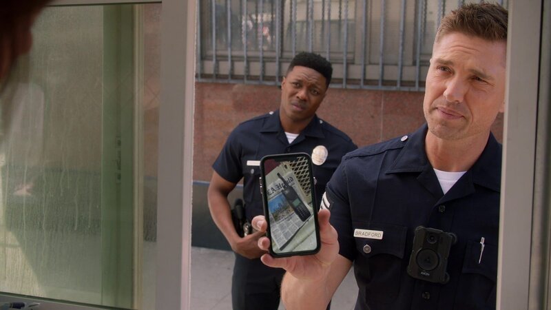 Officer Tim Bradford (Eric Winter, r.) und sein Kollege Aaron Thorsen (Tru Valentino, l.) verfolgen die Spur eines verschwundenen Polizeifunkgeräts. – Bild: Honorarfrei – nur für diese Sendung inkl. SocialMedia bei Nennung ZDF und Raymond Liu.