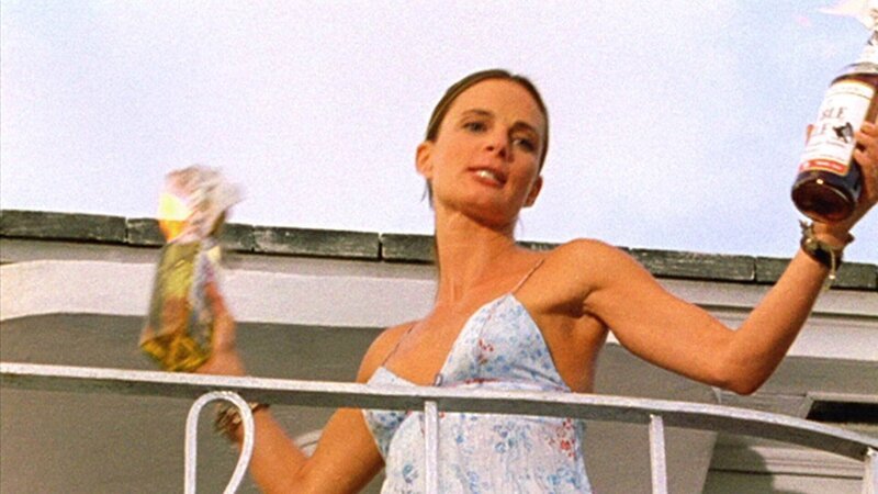 Ein Drogenboss hat seine Killer losgeschickt, um die einzige Zeugin zu töten, die ihn belasten könnte. Fiona (Gabrielle Anwar) ist schon vor Ort und versucht, die Killer mit Molotowcocktails zu vertreiben. – Bild: RTL /​ VP/​RP