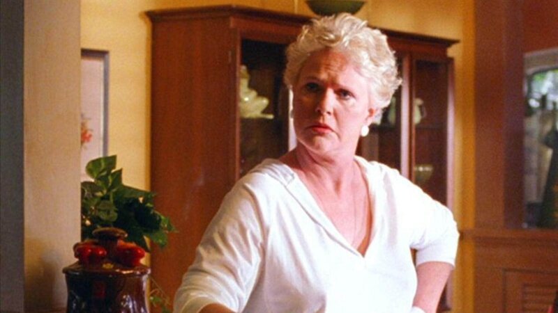Madeline Westen (Sharon Gless) lockt ihren Sohn mit einer kleinen Erpressung nach Hause. – Bild: RTL/​VP/​MP