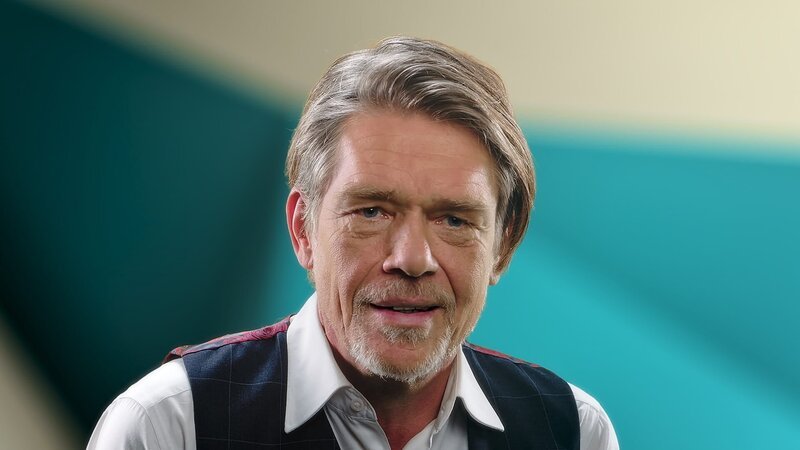 Hajo Schumacher, der Journalist und Autor erinnert sich und kommentiert in der Sendung rückblickend die Ereignisse der Nullerjahre. – Bild: Thomas Frischhut