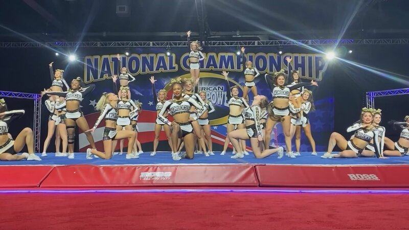 Cheerleading ist in den USA nicht nur eine Unterhaltungseinlage, sondern längst eine eigene Sportart, für die Universitäten sogar Stipendien vergeben. – Bild: ZDF Cheerleading ist in den USA nicht nur eine Unterhaltungseinlage, sondern längst eine eigene Sportart, für die Universitäten sogar Stipendien vergeben. – Bild: ZDF