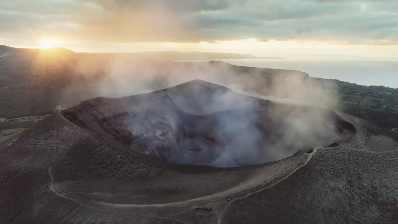Nördlich der Flanke des Vulkans Ol Doinyo Lengai in Tansania breitet sich der Natronsee aus. Hier brüten eine Million Paare Zwergflamingos. – Bild: ZDF und Silverback Films