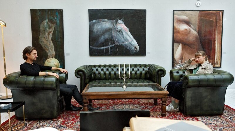Galerie Tretjakov: Vicky (Katja Danowski) konfrontiert „Rasputin“ Wladimir Butrimenko (Victor Calero, l.) mit ihrem Verdacht. – Bild: ARD/​Kai Schulz