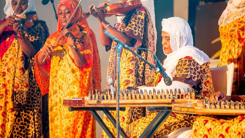 Sansibars erstes Frauenorchester – Bild: MedienKontor/​Axel Schneppat