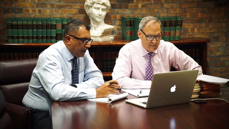Hauptverteidiger Larry T. McMillan (r.) und David A. Donet Jr. (l.) – Bild: box /​ © Crime + Investigation /​ A+E Networks