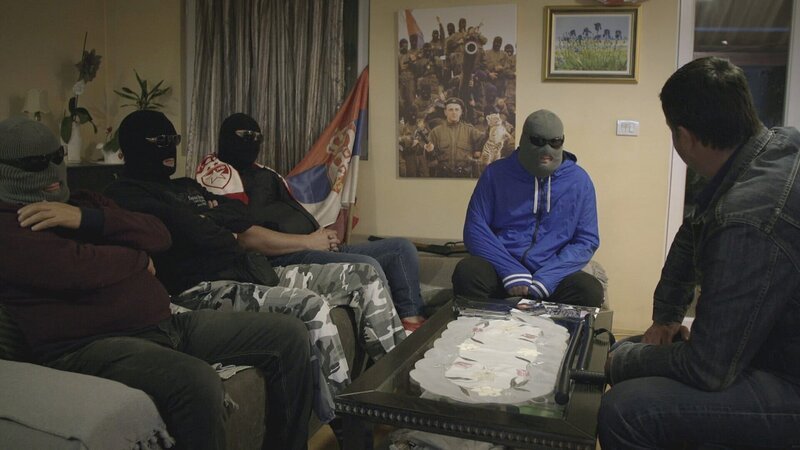 Die Organisierte Kriminalität in Serbien liegt heute in den Händen der Hooligans. Die Fußballstadien haben sich dabei regelrecht zu Hauptquartieren der Gangster entwickelt. Der französische Journalist und Schriftsteller Jérôme Pierrat (r.) trifft sich mit Hooligans. – Bild: ZDF und Jérôme Pierrat./​Jérôme Pierrat