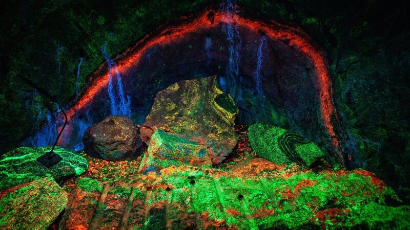 In der Sterling Hill Mine warten die Steine mit einem ganz besonderen Leuchteffekt auf. – Bild: ZDF und © Phoenix Television 2021./​© Phoenix Television 2021