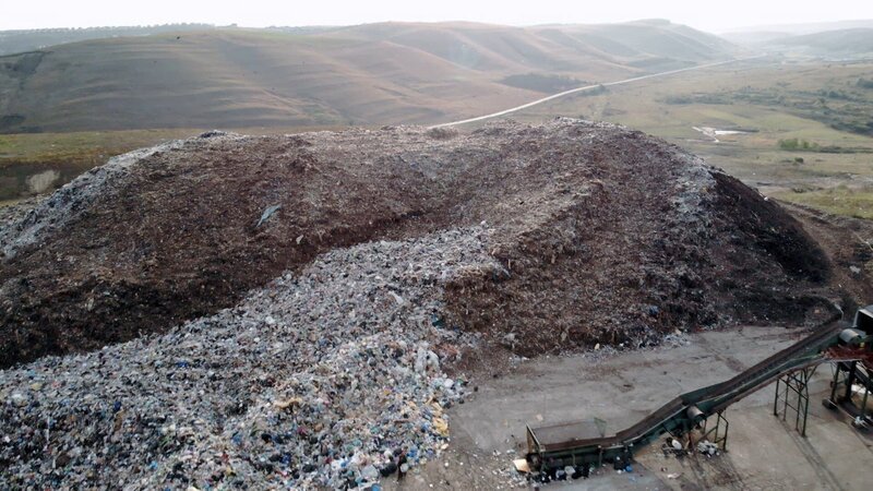 Tickende Umwelt-Zeitbombe: Im rumänischen Pata Rât wurden jahrzehntelang unbehandelte Abfälle entsorgt. – Bild: Vice Media