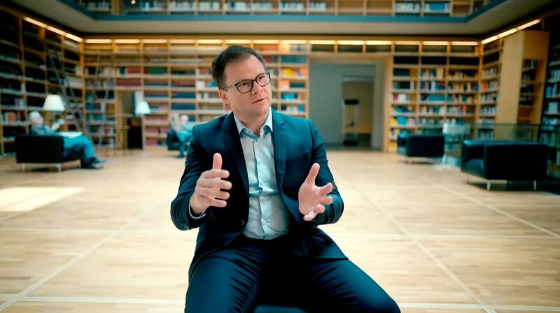 Carsten Schneider in der Herzogin Anna Amalia Bibliothek Weimar; MDR FERNSEHEN DER OPTIMIST, „Unterwegs mit dem Ostbeauftragten Carsten Schneider“, am Donnerstag (10.10.24) um 23:10 Uhr. Carsten Schneider in der Herzogin Anna Amalia Bibliothek Weimar © MDR, honorarfrei – Verwendung gemäß der AGB im engen inhaltlichen, redaktionellen Zusammenhang mit genannter MDR-Sendung bei Nennung „Bild: MDR“ (S2). MDR/​HA Kommunikation, 04360 Leipzig, Tel: (0341) 300 6477 oder – 6463 – Bild: MDR