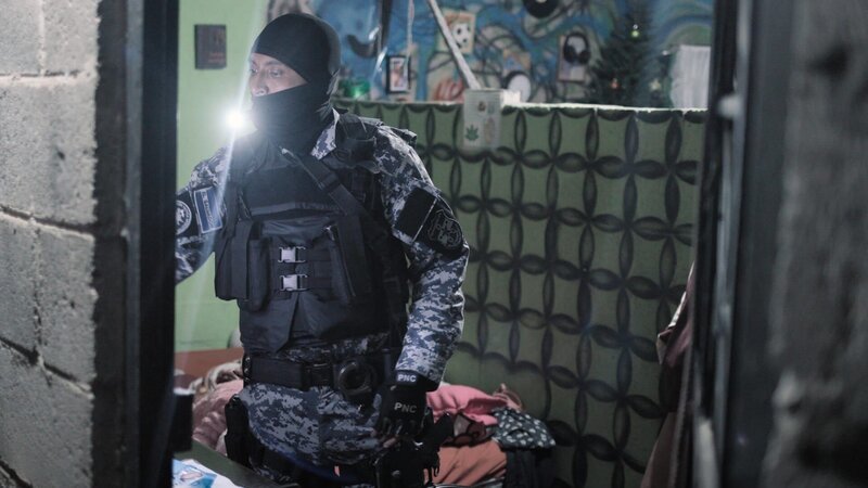 Hausdurchsuchung in El Salvador: Nicht selten werden die nationalen Sicherheitskräfte von den kriminellen Banden bestochen. – Bild: ZDF und Vice Media./​Vice Media
