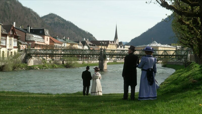 Die späte k.u.k. Monarchie muss man sich als Macht-Ellipse vorstellen, mit den zwei Brennpunkten Wien und Bad Ischl. Das Salzkammergut war mehr als ein Sommerrefugium, hier wurde genauso Politik gemacht wie in der Wiener Hofburg. Im Bild: Bad Ischl, Salzkammergut. – Bild: ORF, Clever Contents / ORF/Clever Contents Die späte k.u.k. Monarchie muss man sich als Macht-Ellipse vorstellen, mit den zwei Brennpunkten Wien und Bad Ischl. Das Salzkammergut war mehr als ein Sommerrefugium, hier wurde genauso Politik gemacht wie in der Wiener Hofburg. Im Bild: Bad Ischl, Salzkammergut. – Bild: ORF, Clever Contents / ORF/Clever Contents