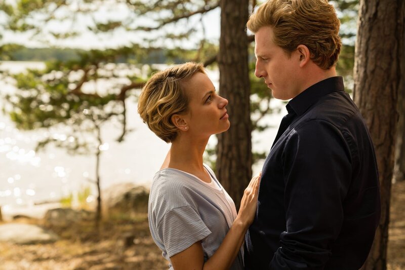 Emma (Barbara Prakopenka, l.) ist sich nicht sicher, ob sie Paul (Felix Everding) heiraten kann. – Bild: ZDF und Arvid Uhlig.