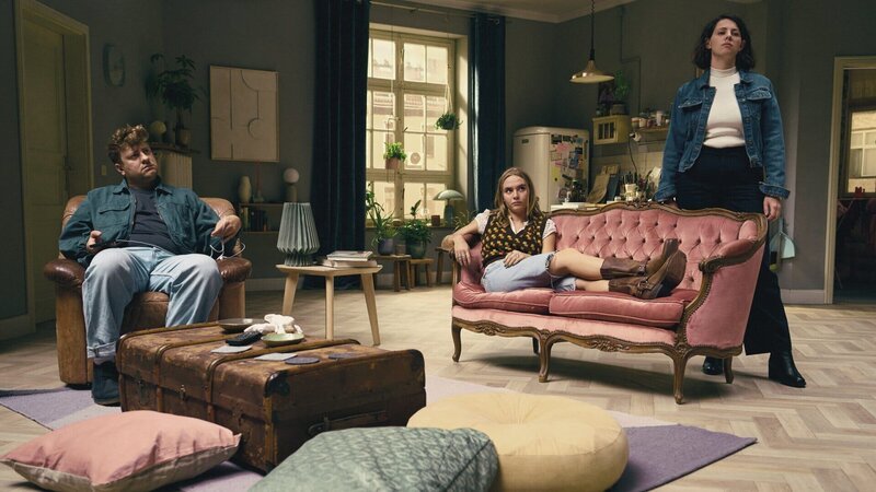 Tim (Thomas Schubert, l.), Sophie (Eli Riccardi, M.) und Cathrin (Sarah Gailer, r.) erfahren von Frank, dass das neue Sofa verflucht ist. – Bild: ZDF und © Frank Dicks./​© Frank Dicks