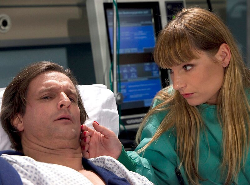 Sylvia (Lucia Gailová) und Rico Hähnel (Dierk Prawdzik) erkennen, dass sie sich gegenseitig viel zu lange etwas vorgemacht haben. Schweren Herzens gestehen sie sich ein, dass ihre Artistenkarriere zu Ende ist. – Bild: MDR/​MDR/​Peter Krajewsky