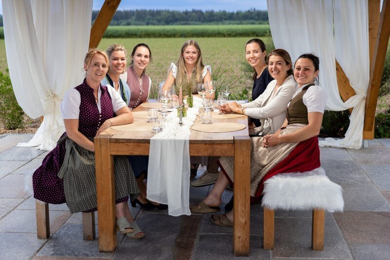 Die Landfrauen sitzen am Dinnertisch. Von links: Sandra Grundner, Barbara Friedmann, Magdalena Kaiser, Anna-Maria Stürzer, Franziska Schömig, Katharina Förg und Anja Floßmann. – Bild: Hans-Florian Hopfner /​ BR /​ BR/​Hans-Florian Hopfner