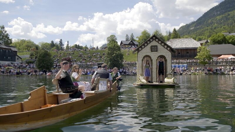 Unweit von Bad Aussee gelegen bietet das Gewässer ein beeindruckendes Panorama und gleichzeitig ein völlig naturbelassenes Ambiente. Entsprechend verbunden und traditionsbewusst leben die Menschen hier, die zum Teil auch noch die überlieferten Berufe als Bauern oder Handwerker wahrnehmen. Sie gehören einfach dazu zum Gesamtbild des Grundlsees und machen verständlich, warum die Uhren hier vielleicht ein wenig entspannter gehen. Im Bild: Narzissenfest. – Bild: ORF, Pammer Film /​ ORF/​Pammer Film