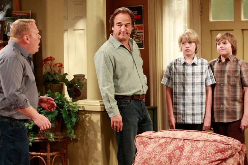 L-R: Andy (Larry Joe Campbel),Jim (James Belushi) , Cole Sprouse, Dylan Sprouse. – Bild: Disney /​ © 2013 The Walt Disney Company Germany