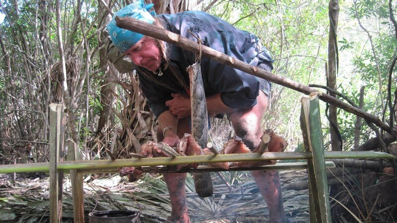 Cody Lundin cooking a Python snake. – Bild: Discovery Communications Inc