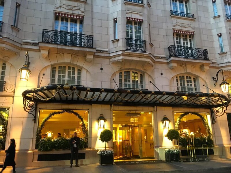 Das Pariser Hotel «Le Bristol» liegt an der Rue du Faubourg Saint-Honoré, in unmittelbarer Nähe zum politischen Machtzentrum Frankreichs. – Bild: Spiegel Geschichte /​ Lonamedia