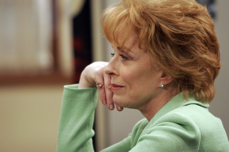 Oma Evelyn (Holland Taylor) ist eifersüchtig auf die Großeltern ihres Enkels mütterlicherseits, mit denen Jake eine Ferienwoche verbringen durfte … – Bild: Warner Bros. Television Lizenzbild frei