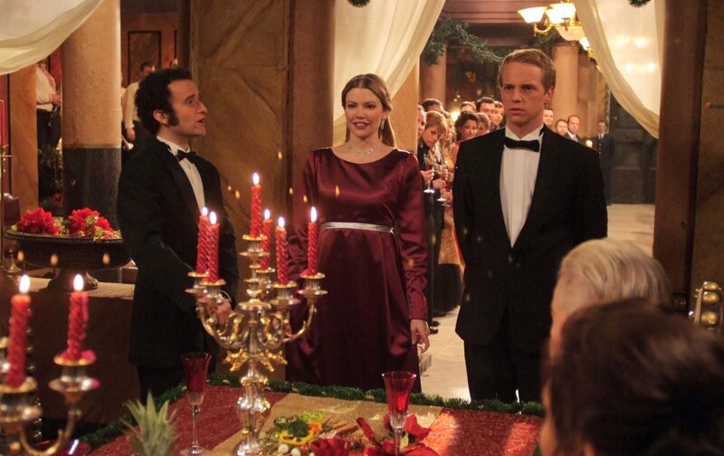 Prinzessin Paige (Kam Henskin, Mi.) und Prinz Edvard (Chris Geere, re.) – Bild: port.hu Prinzessin Paige (Kam Henskin, Mi.) und Prinz Edvard (Chris Geere, re.) – Bild: port.hu