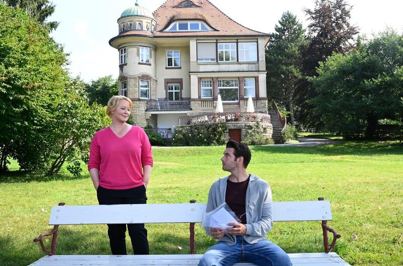 ARD WAPO BODENSEE FOLGE 43, „Haus am See“, am Dienstag (12.01.21) um 18:50 Uhr im ERSTEN. Jakob Frings ( Max König, r.) ist geschockt und wird von seiner Chefin Nele Fehrenbach (Floriane Daniel, l.) getröstet. Seine Freundin wurde tot aus dem Bodensee geborgen. © ARD/​Laurent Trümper, honorarfrei – Verwendung gemäß der AGB im engen inhaltlichen, redaktionellen Zusammenhang mit genannter ARD-Sendung bei Nennung „Bild: ARD/​Laurent Trümper“ (S2). ARD-Programmdirektion/​Bildredaktion, Tel: 089/​5900–23534, bildredaktion@DasErste.de – Bild: ARD/​Laurent Trümper /​ ARD-Programmdirektion