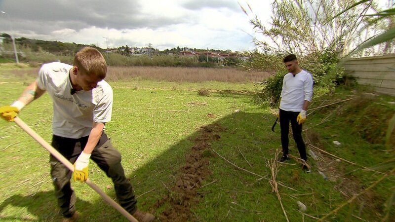 Peter und Servet machen sich ans Bepflanzen des Ackers. – Bild: RTLZWEI