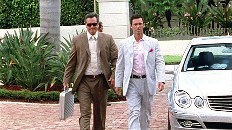 Für einen wichtigen Auftrag gibt sich der ehemalige Geheimagent Michael Westen (Jeffrey Donovan) als Geschäftsmann aus. Sein Freund Sam (Bruce Campbell, l.) spielt den Assistenten. – Bild: RTL