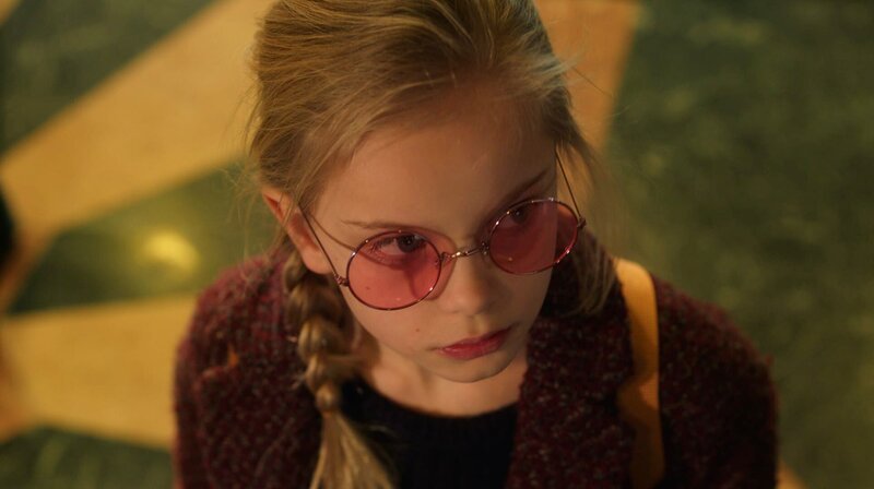 Romy (Vita Heijmen) ist begeistert, wie cool Oma Stine plötzlich geworden ist. Gemeinsam begeben sie sich auf das ein oder andere Abenteuer. – Bild: NDR/Melle van Essen Romy (Vita Heijmen) ist begeistert, wie cool Oma Stine plötzlich geworden ist. Gemeinsam begeben sie sich auf das ein oder andere Abenteuer. – Bild: NDR/Melle van Essen