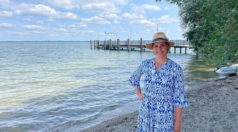 Der Chiemsee, auch „Bayerisches Meer“ genannt, ist der größte See Bayerns und ein wahres Paradies für Natur- und Wasserliebhaber. Für „Wunderschön“ begibt sich Judith Rakers auf Spurensuche. Sie will herausfinden, was das besondere Lebens- und Urlaubsgefühl dieser beliebten Ferienregion ausmacht.; WDR Fernsehen WUNDERSCHÖN: CHIEMSEE – WASSERWELT UND ALPENZAUBER, am Sonntag (06.10.24) um 20:15 Uhr. – Bild: WDR/​Bavaria Entertainment GmbH