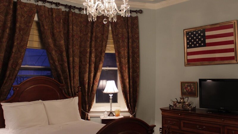A room in The Abacrombie Inn after renovation, as seen on Travel Channel’s Hotel Impossible. – Bild: The Travel Channel, L.L.C.