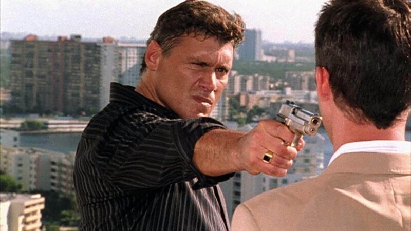Michael (Jeffrey Donovan, r.) gibt sich als Unterhändler aus. Der Kidnapper Reyes (Steven Bauer) fordert ein Lösegeld in Höhe von drei Millionen Dollar. – Bild: RTL /​ Twentieth Century Fox