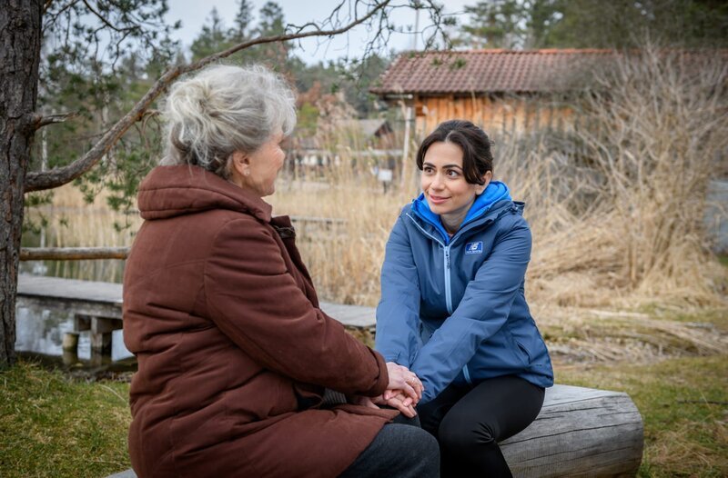 Lale (Yeliz Simsek, r. mit Antje Hagen, l.) befürchtet, Theo verprellt zu haben, und will initiativ werden. – Bild: ARD/​WDR/​Christof Arnold