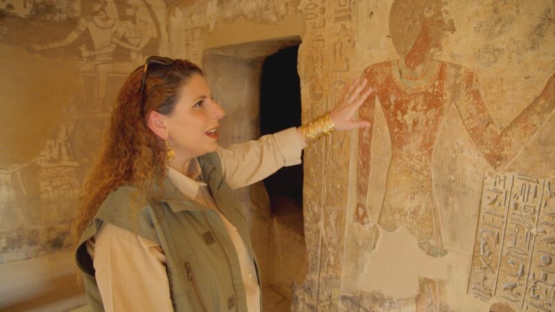 Alia Ismail erforscht das Grab eines altägyptischen Soldaten in Edfu, Ägypten. (Windfall Films) – Bild: Windfall Films /​ Windfall Films