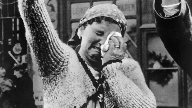 Die British Bombing Survey Unit stellt fest, dass es trotz steigender Opferzahlen nicht gelungen ist, den Einfluss der Nazis auf die Deutschen zu brechen. Doch nach dem verheerenden Angriff auf Hamburg am 25. Juli 1943 macht sich Verzweiflung in der Bevölkerung breit. – Bild: WELT