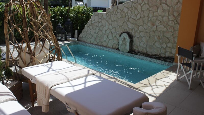 The pool area at Litohoro Olympus Resort after renovation, as seen on Travel Channel’s Hotel Impossible. – Bild: The Travel Channel, L.L.C.