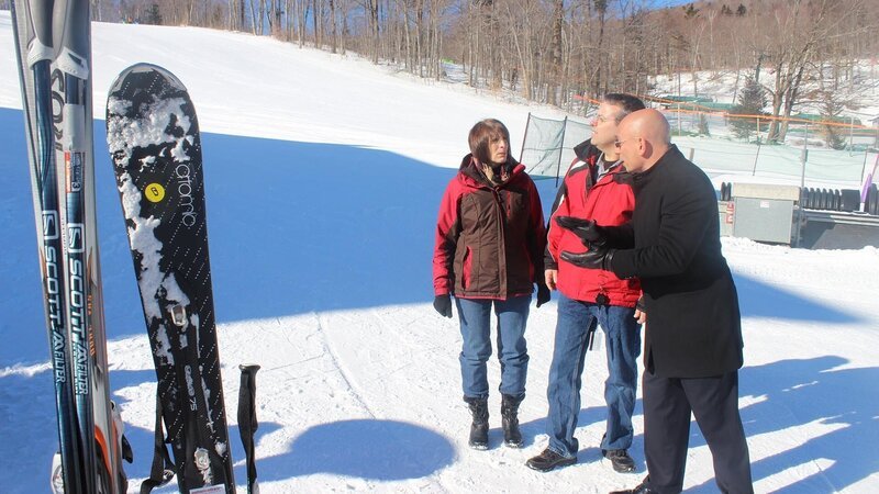 Anthony speaks to Jim and Joyce about the importance of marketing their hotel to the day skiers at Bromley Mountain, as seen on Travel Channel’s Hotel Impossible. – Bild: The Travel Channel, L.L.C.