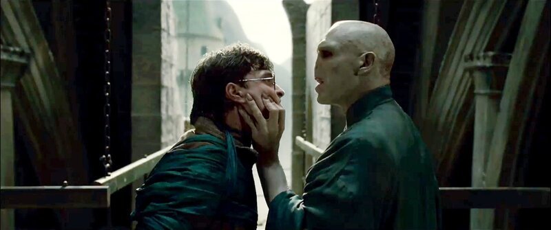 L-R: Harry Potter (Daniel Radcliffe) und Lord Voldemort (Ralph Fiennes) – Bild: bTV – bTV Media Group