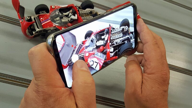 Die Miniaturautos werden nach dem Prinzip der Carrera-Bahn auch bei Rennen eingesetzt. – Bild: N24 Doku